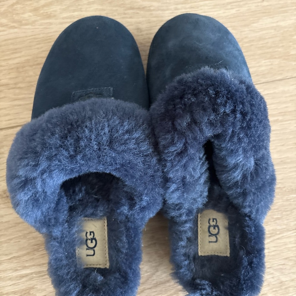 UGG Cozy Womens Slippers Size 8 Navy Blue Shearling Fur Lined Slip On - Picture 5 of 6